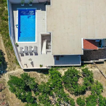 Three-bedroom With Sea View 04 *