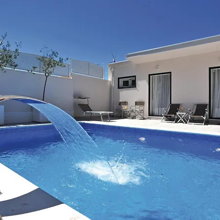 Three-bedroom With Sea View 04 Semesterbostad