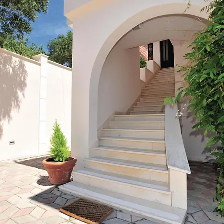 Three-bedroom With Sea View 04