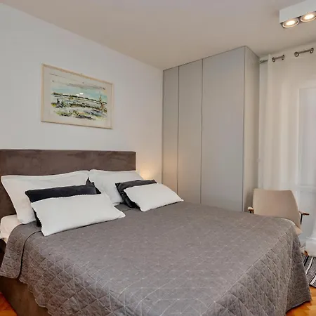 بيت للعطل Three-bedroom With Sea View 04 *