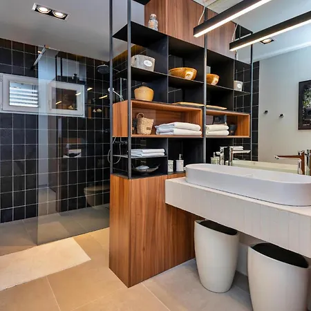 Three-bedroom With Sea View 04 بيت للعطل *