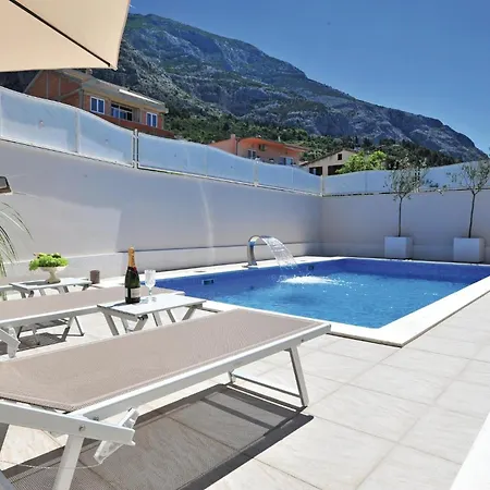 Three-bedroom With Sea View 04