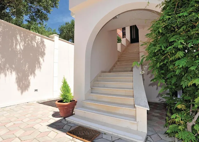 Three-bedroom With Sea View 04