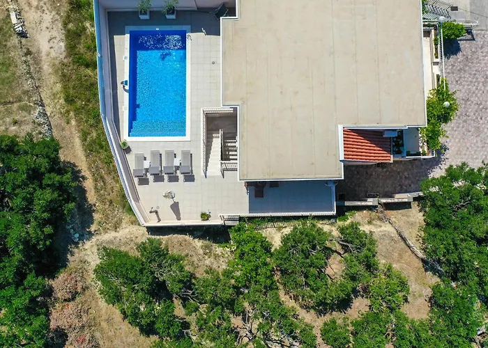 Three-bedroom With Sea View 04 *