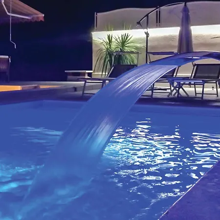 Dom wakacyjny Three-bedroom With Sea View 04