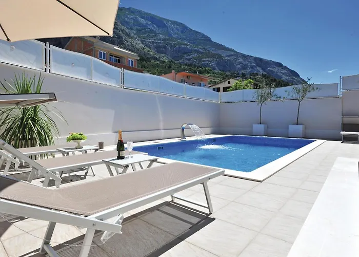 Three-bedroom With Sea View 04